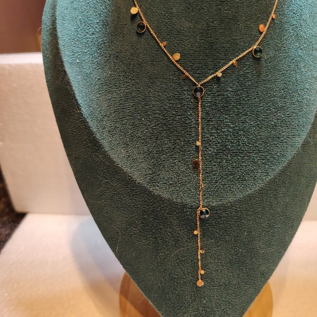 colliers dorés et argentés