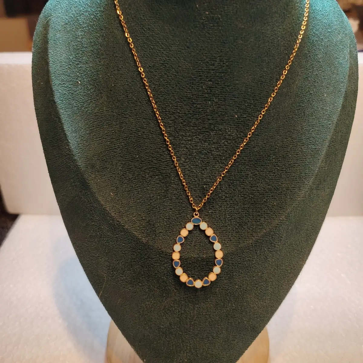 colliers dorés et argentés